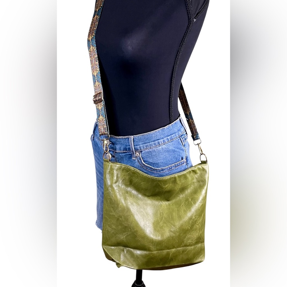 BOHO VEGAN LEATHER CROSSBODY HOBO BAG